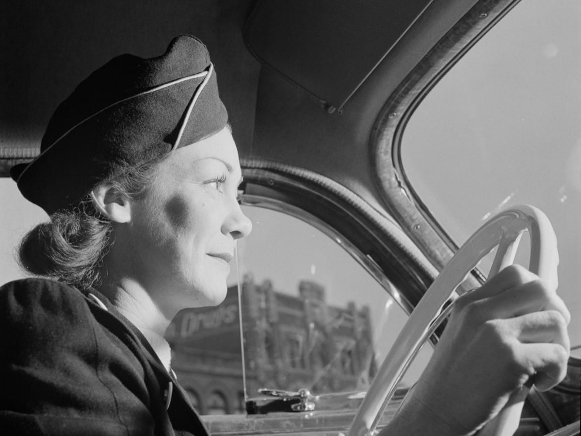 Женщина за рулем в исторических фото