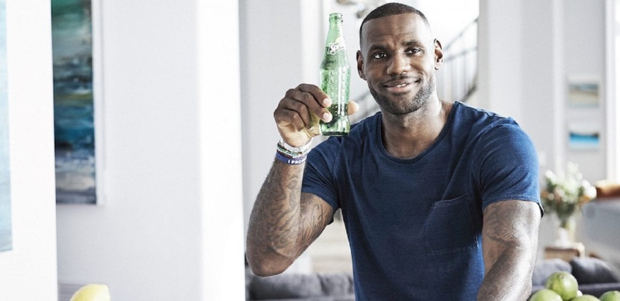 ЛеБрон Джеймс не призывает. Он только спрашивает (ВИДЕО)