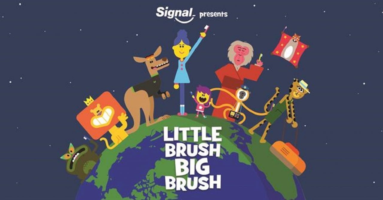 Лев, который учит чистить зубы