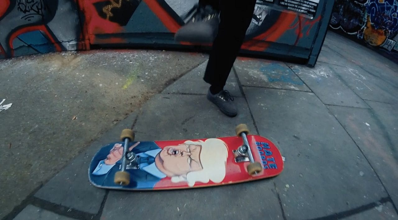 Врежь ему! Тресни его! А также оттопчись на нем и вытри об него ноги! (ВИДЕО)