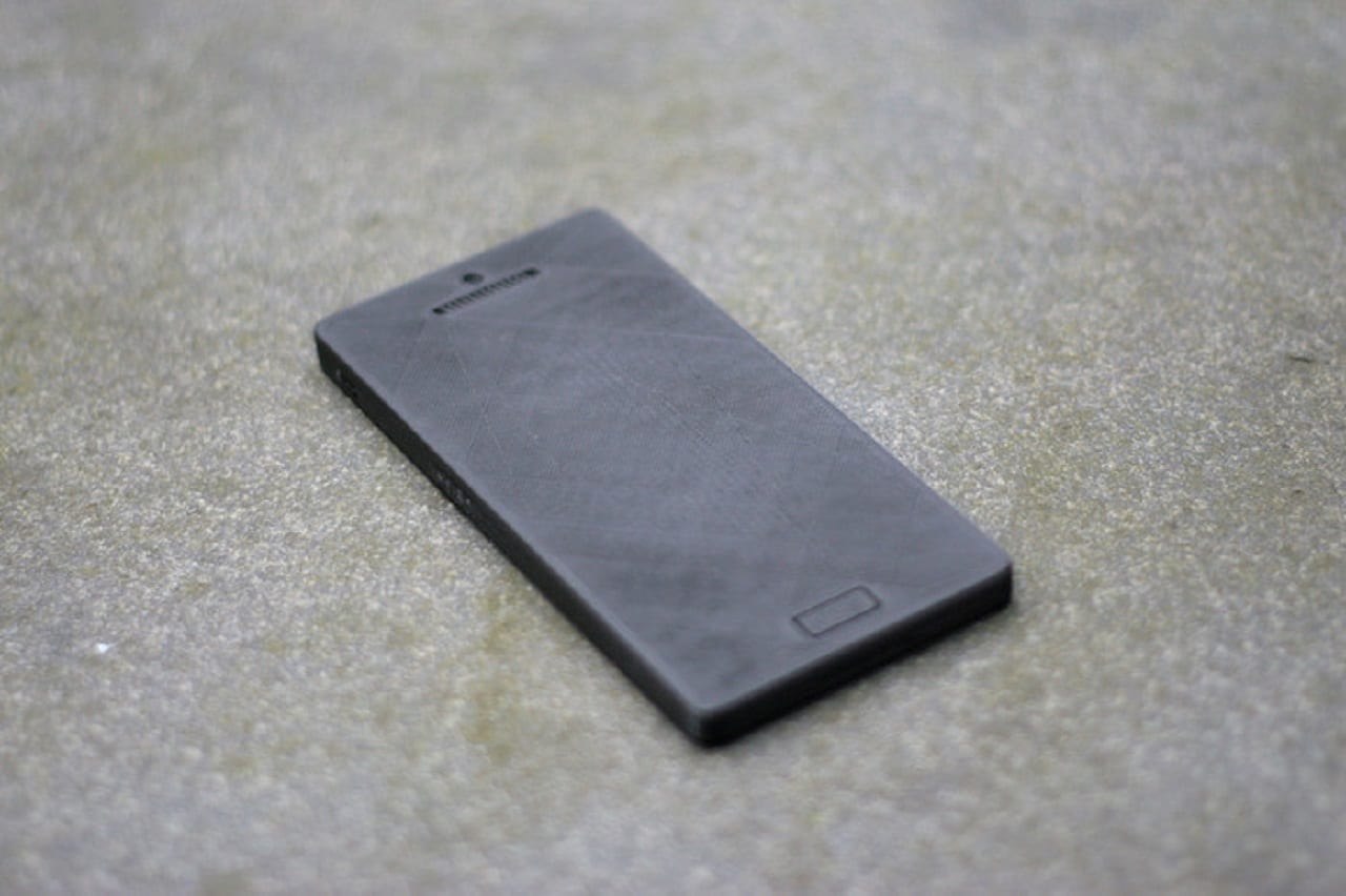 Чтобы руки были заняты. В сети активно продвигается муляж смартфона (ВИДЕО)