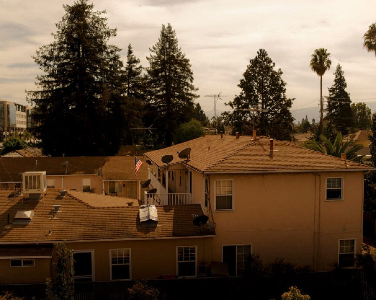 Теслы на стоянках возле трейлеров