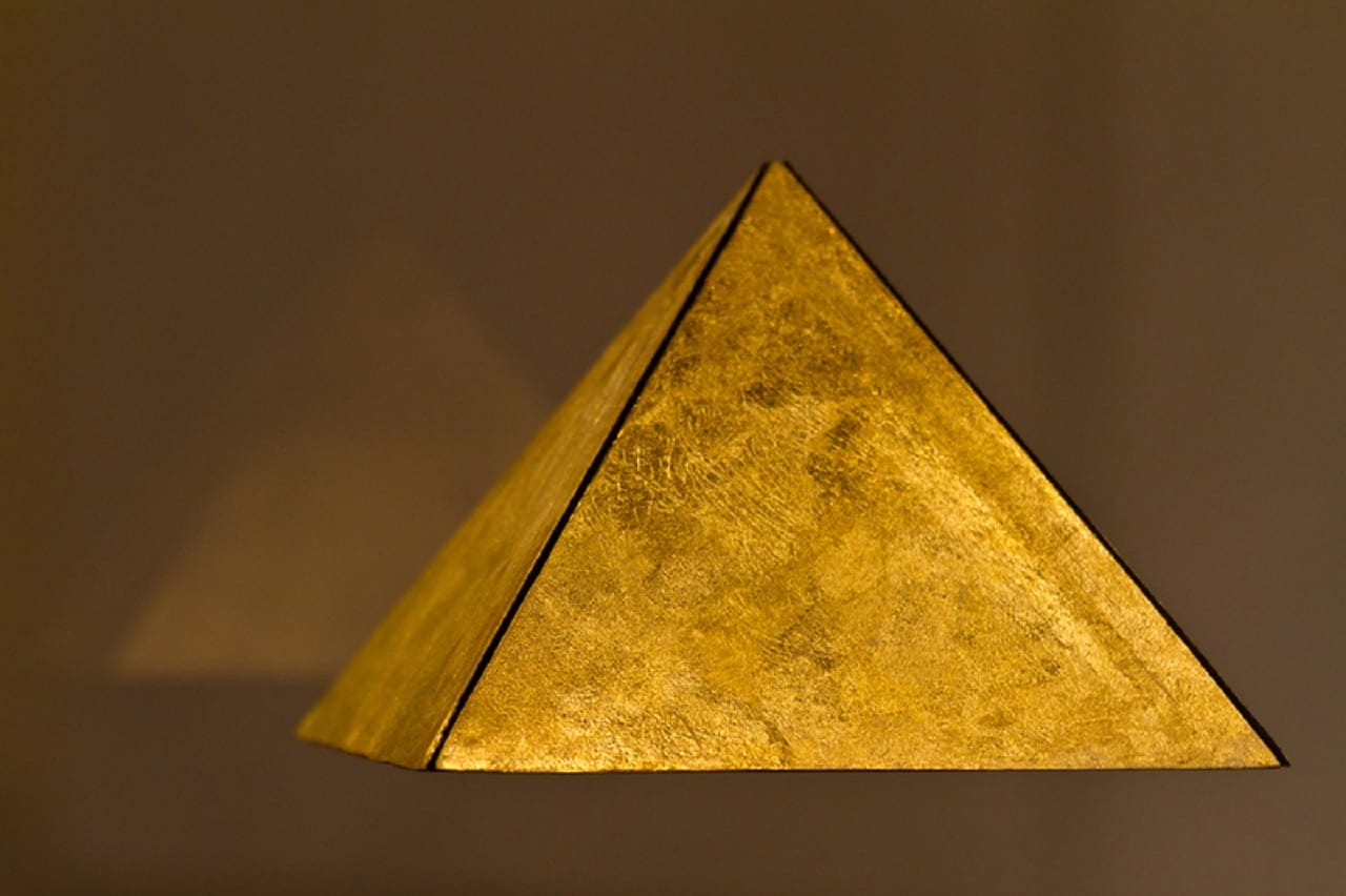 Пирамида что это. Золотая пирамида. Пирамида фигура. Пирамида Геометрическая фигура. Желтая пирамида.