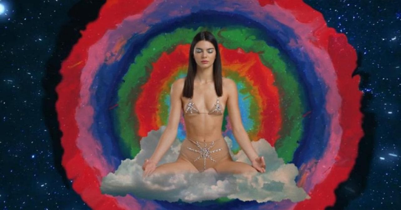 Кендалл Дженнер показала чудеса любовной медитации (ВИДЕО)