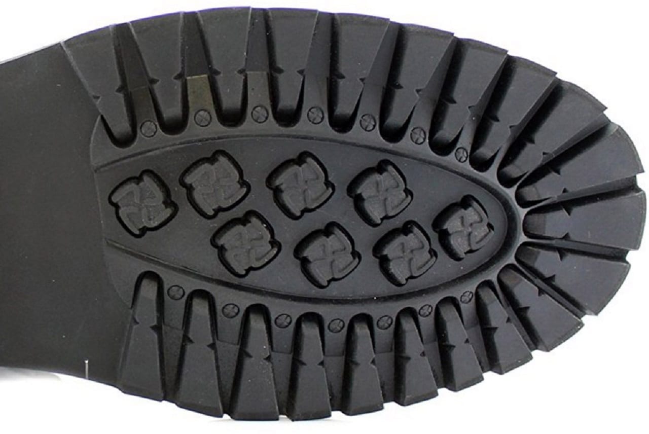 Свастики на подошвах