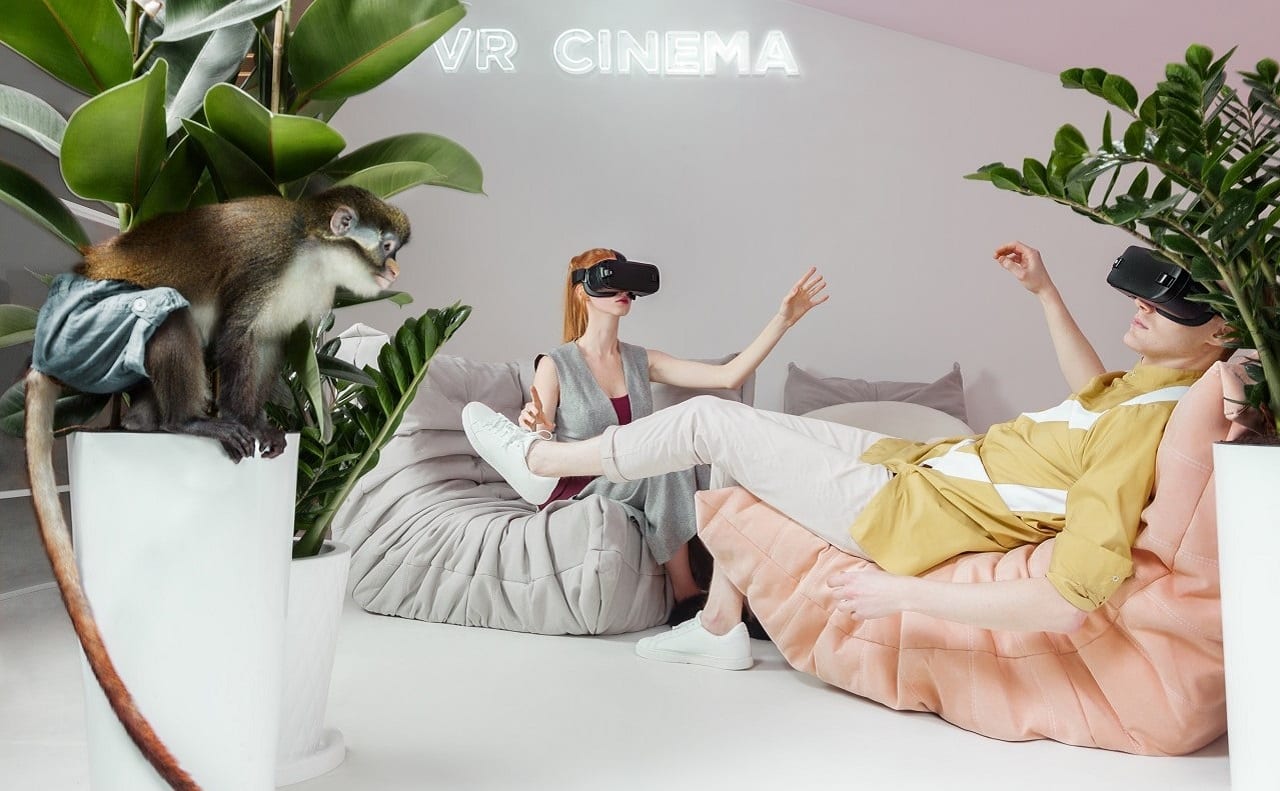 Теоретично – у кінотеатрі, фактично – у кіно