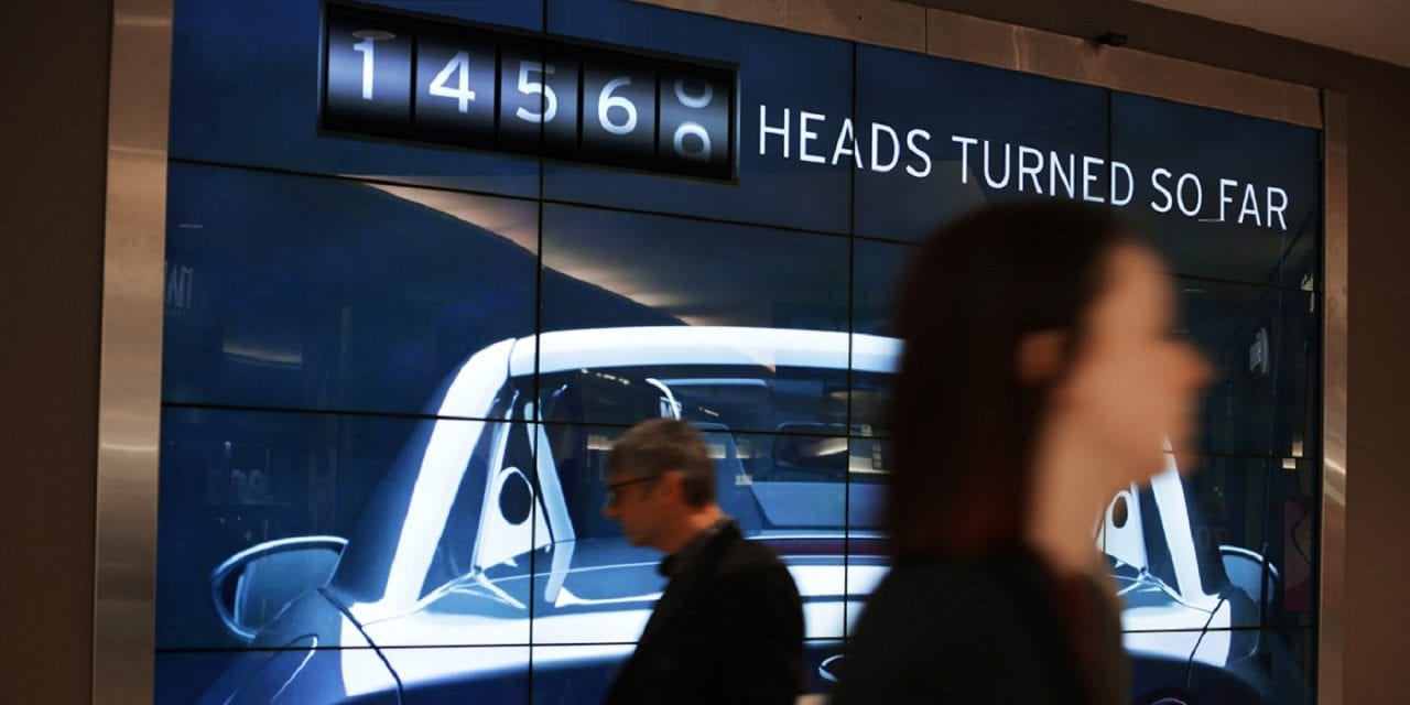 Установлен биллборд, который считает головы автолюбителей (ВИДЕО)