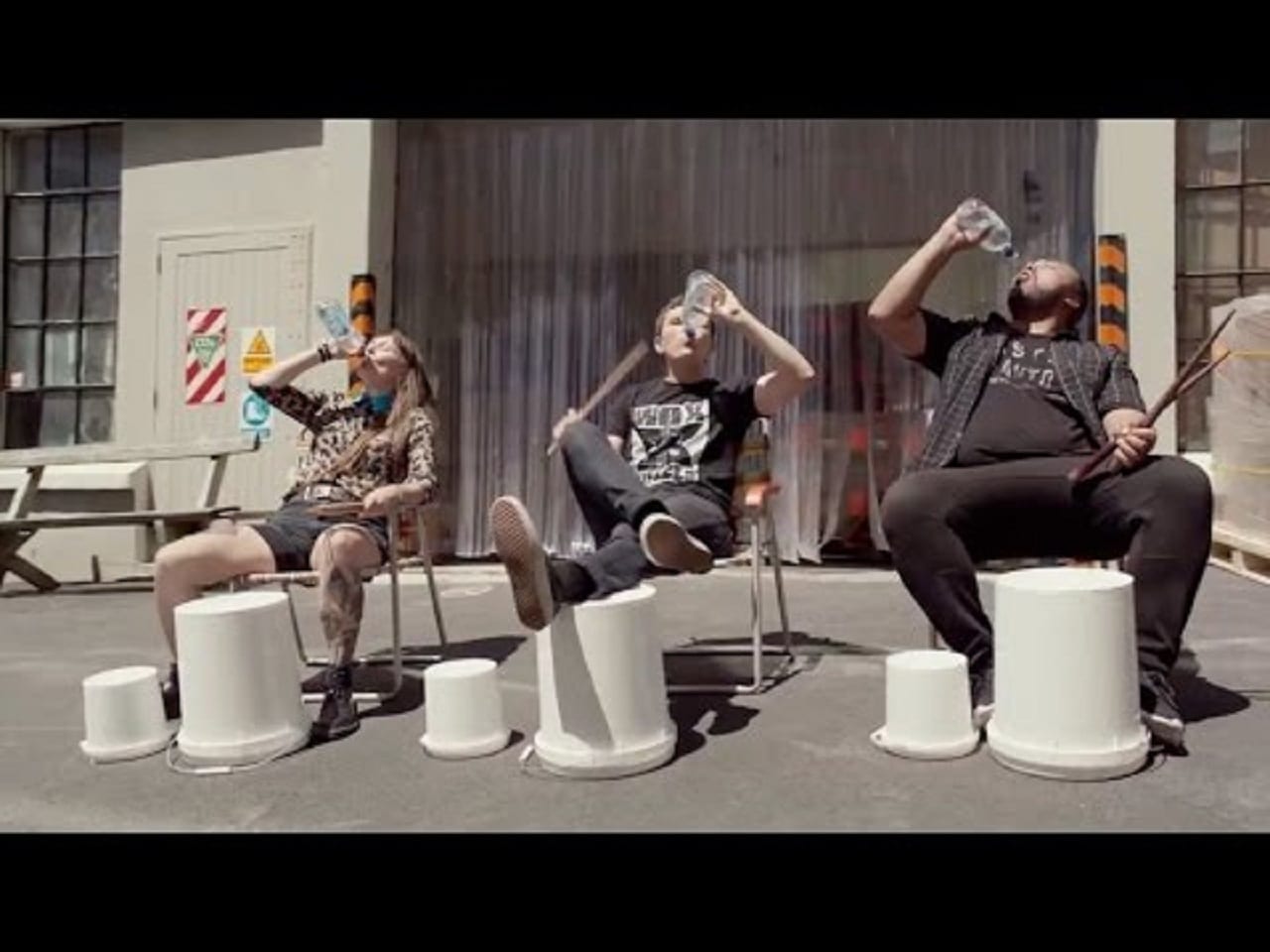 Утоление жажды, исполненное на барабанах (ВИДЕО)