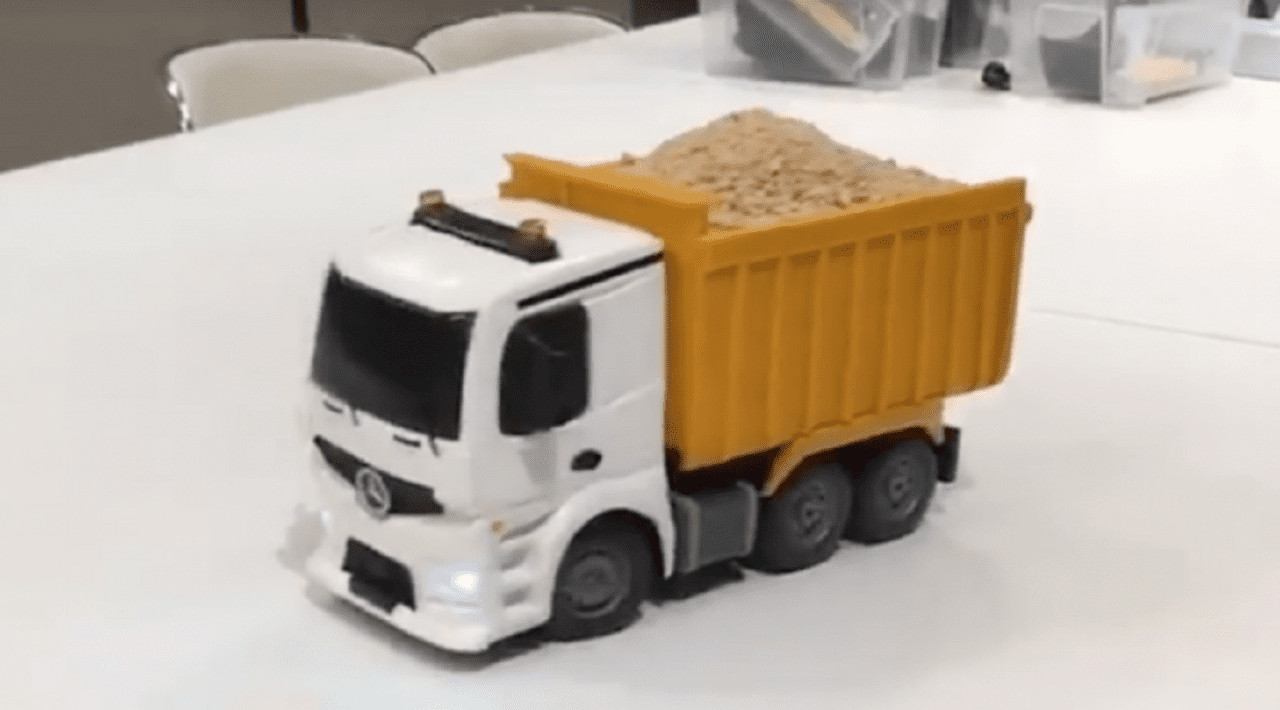 В Гонконге показали торт на колесах (ВИДЕО)