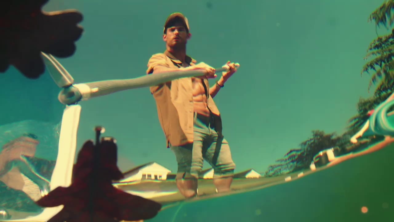 Как мама, сын и дочь соблазняют уборщика бассейна (ВИДЕО)