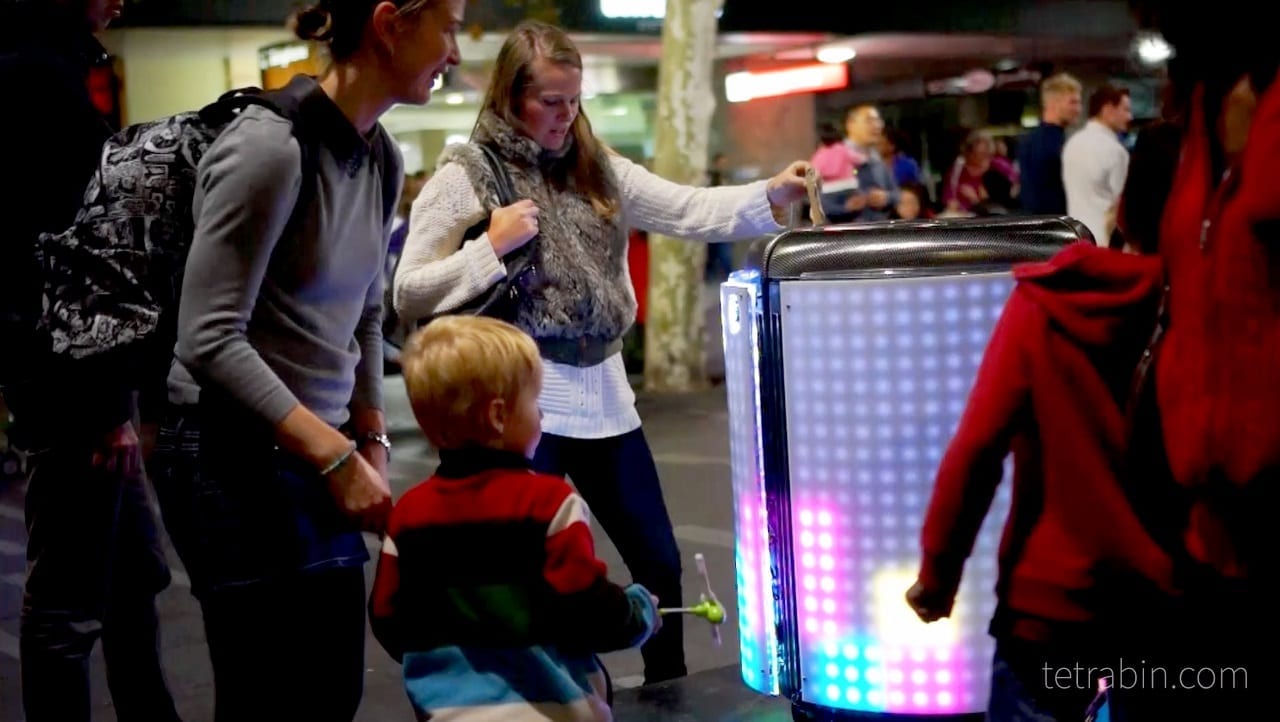 Созданы умные мусорные баки, которые предлагают поиграть с ними и обещают призы (ВИДЕО)