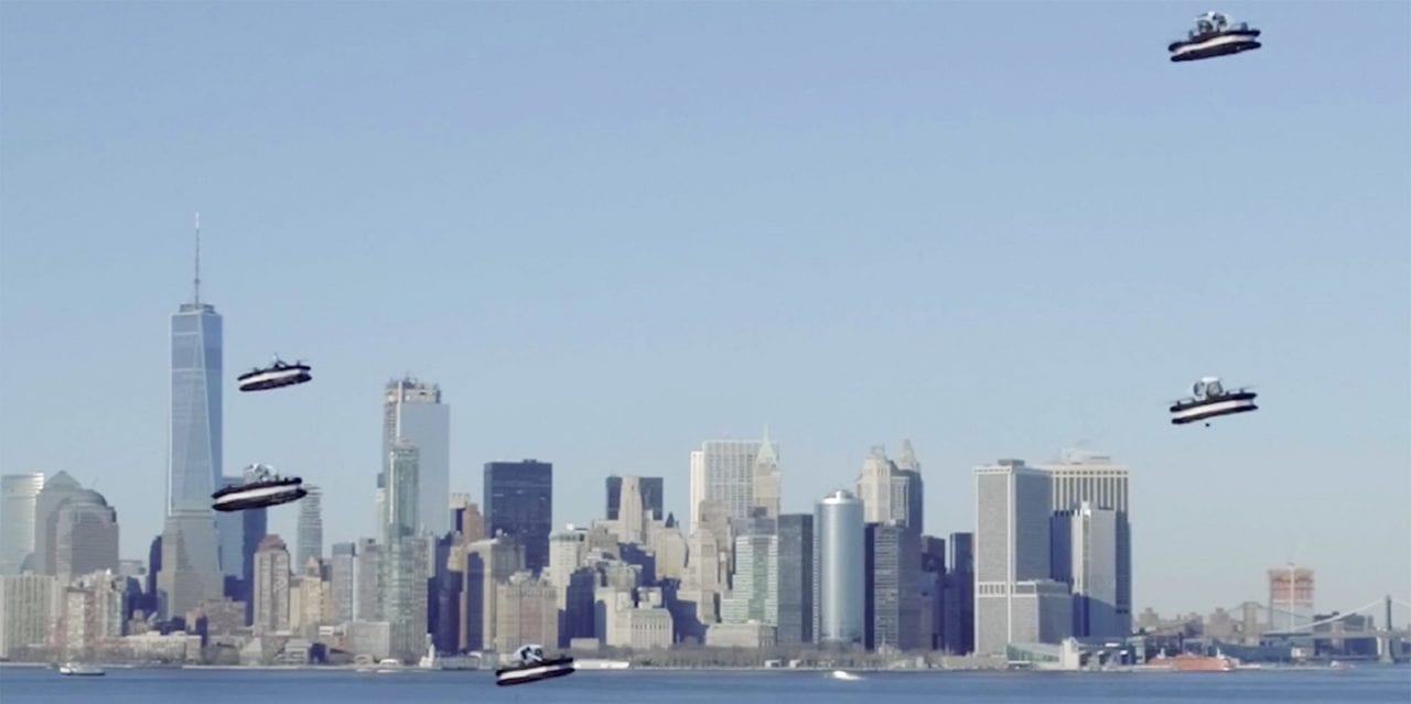 Над Нью-Йорком летали гигантские печеньки. И бомбили баржу (ВИДЕО)