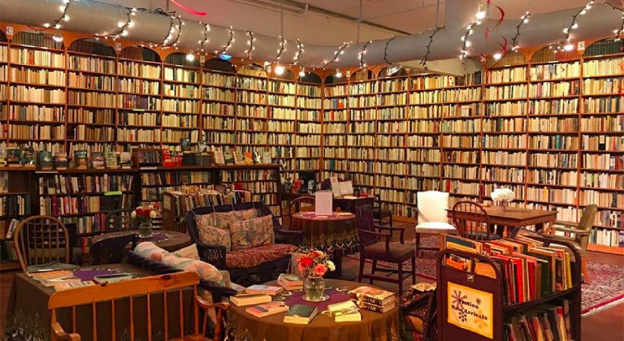 Книжный магазин отказал писателям-мужчинам в праве на свое имя