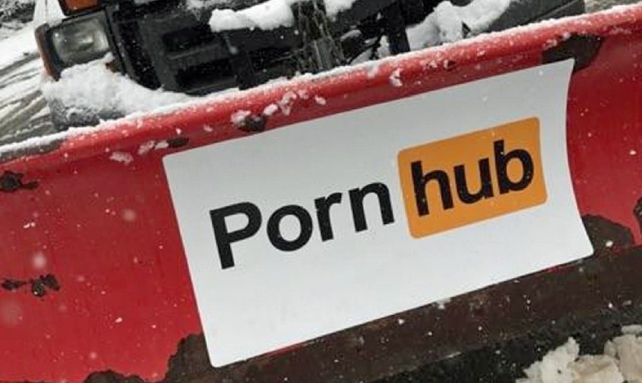 Как порнографический сайт убирает снег