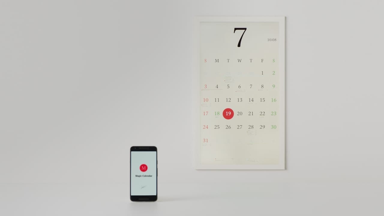 В Японии создан умный настенный кадендарь (ВИДЕО)