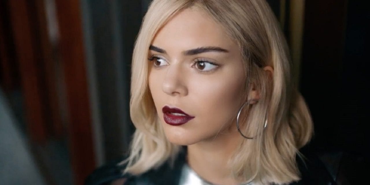 Кендал Дженнер и Pepsi вызвали море ненависти новой рекламой (ВИДЕО)