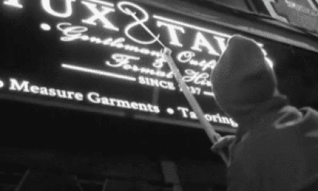 В Британии уже много лет по ночам орудует охотник за вывесками (ВИДЕО)