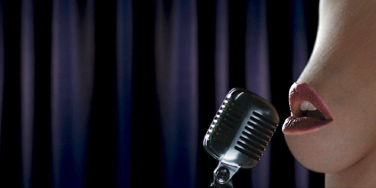 На сцене – поющие сиськи! (ВИДЕО)