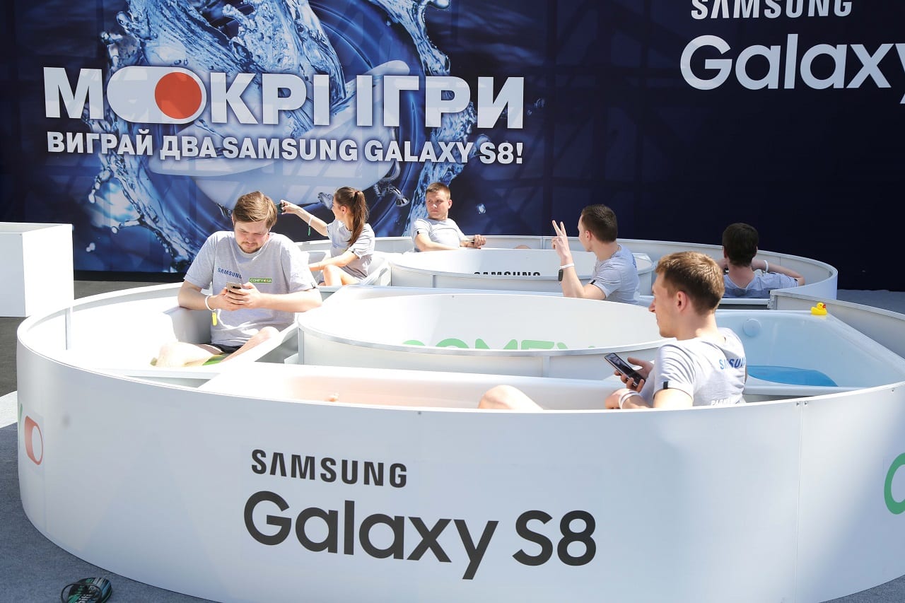 В Киеве возле Пассажа разделись до трусов ради смартфона