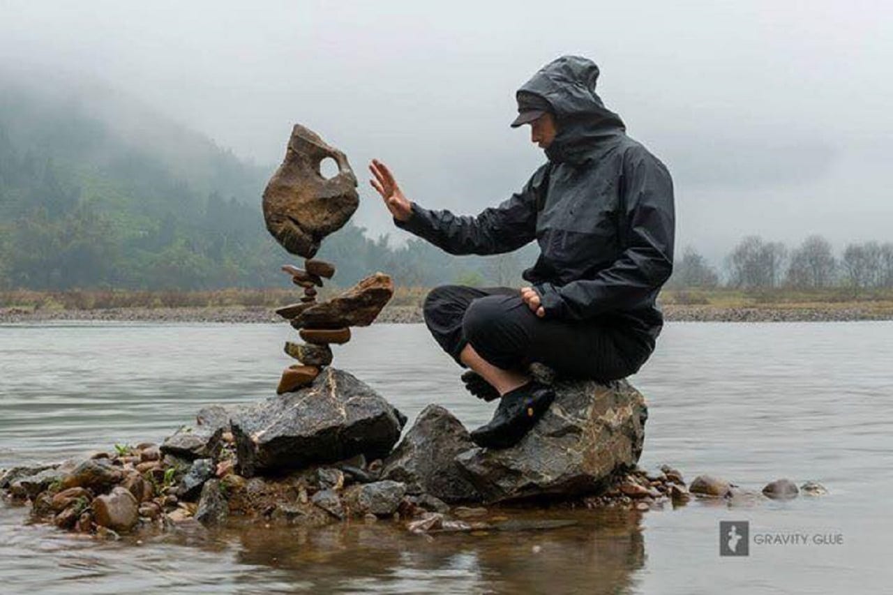 Он просто cкладывает камни. И сотворяет чудо