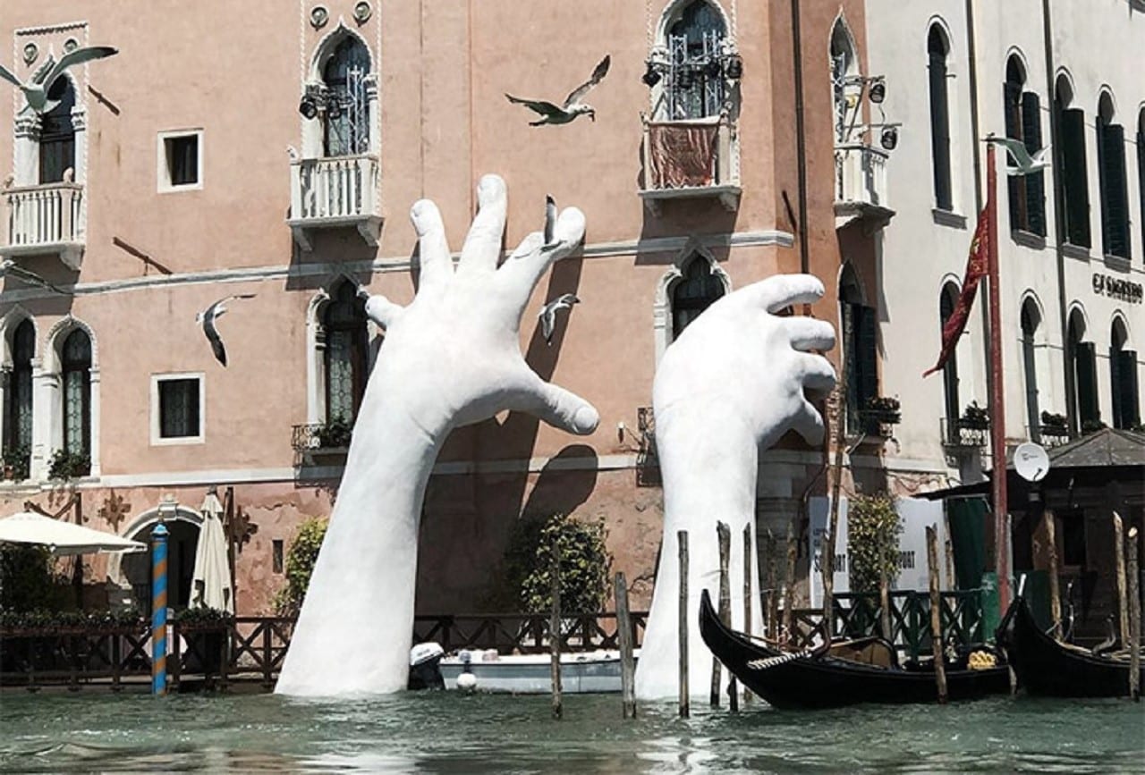 Гигантские руки поддерживают Венецию
