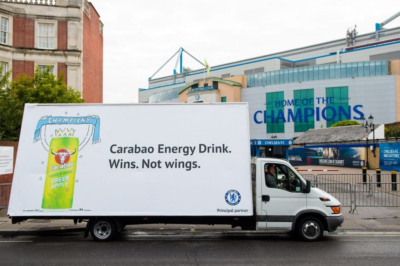 Просто выигрывает. Безо всяких крыльев. В Британии остроумно поддели Red Bull