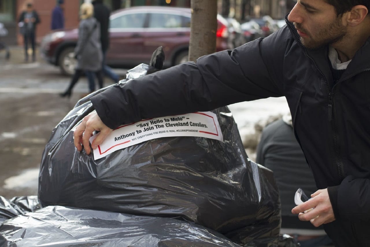 В Нью-Йорке фейковые новости отправили в настоящий мусорник (ВИДЕО)