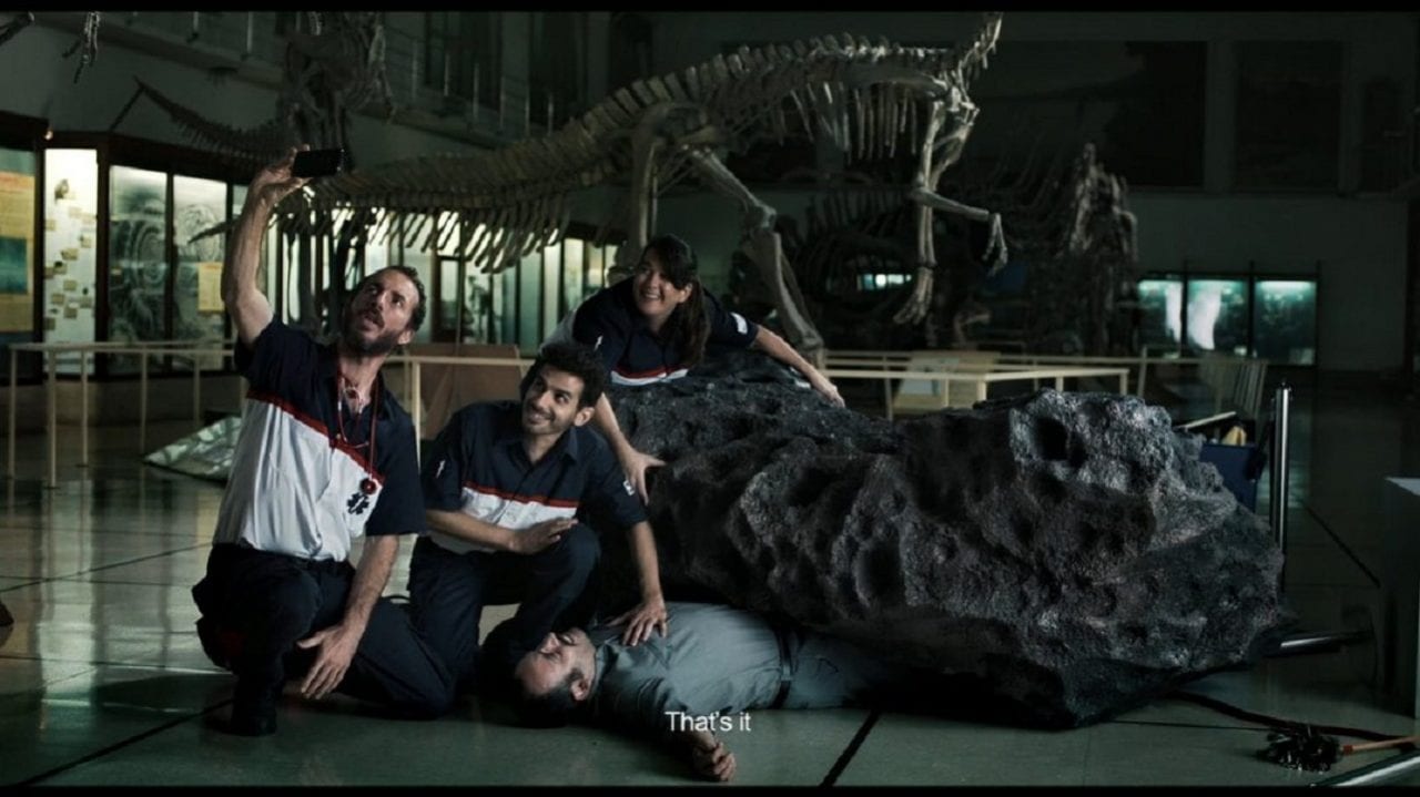 На охранника музея упал метеорит! И вот что сделали парамедики (ВИДЕО)