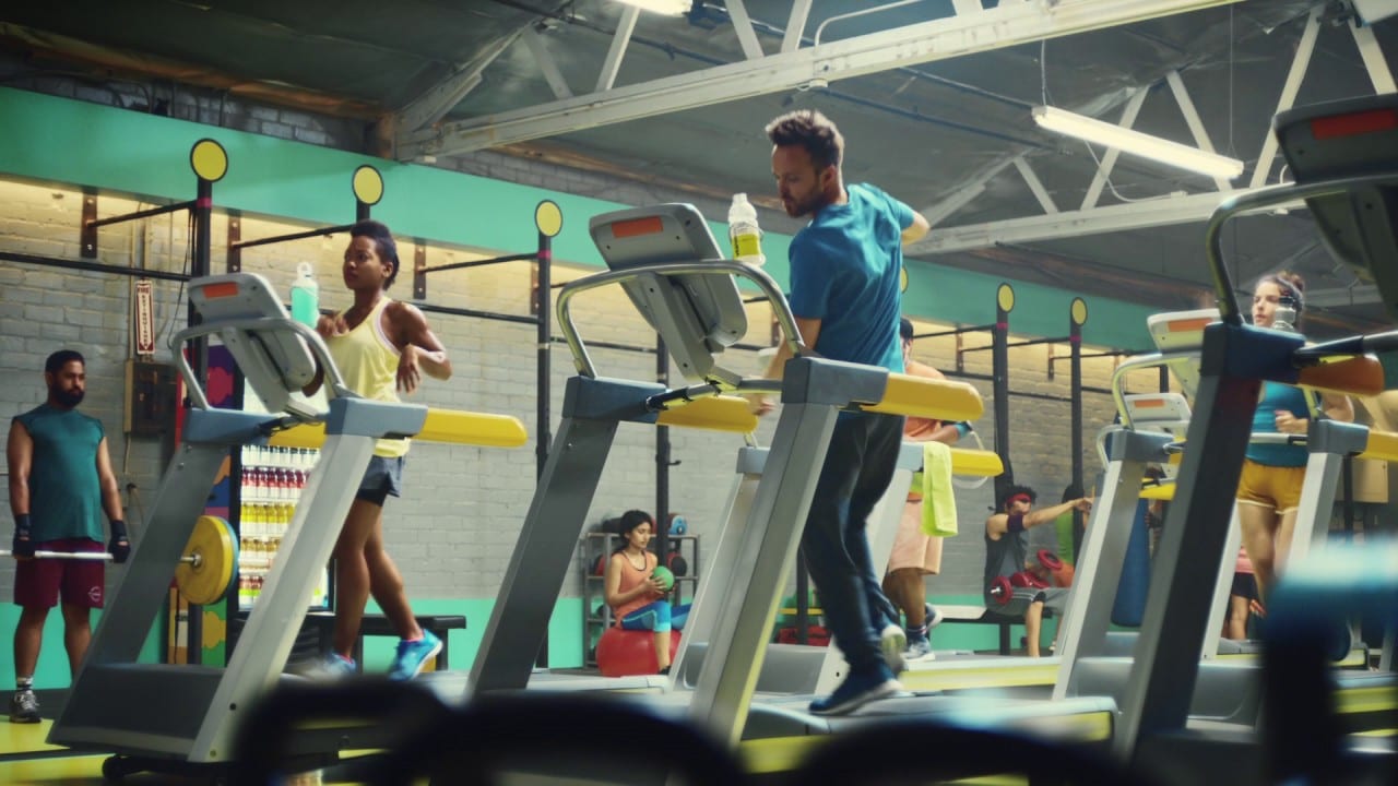 Аарон Пол расслаблается на беговой дорожке (ВИДЕО)