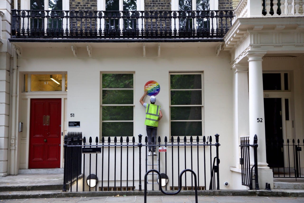 Здесь жила любовь. В Лондоне повесили мемориальные таблички радужного окраса (ВИДЕО)