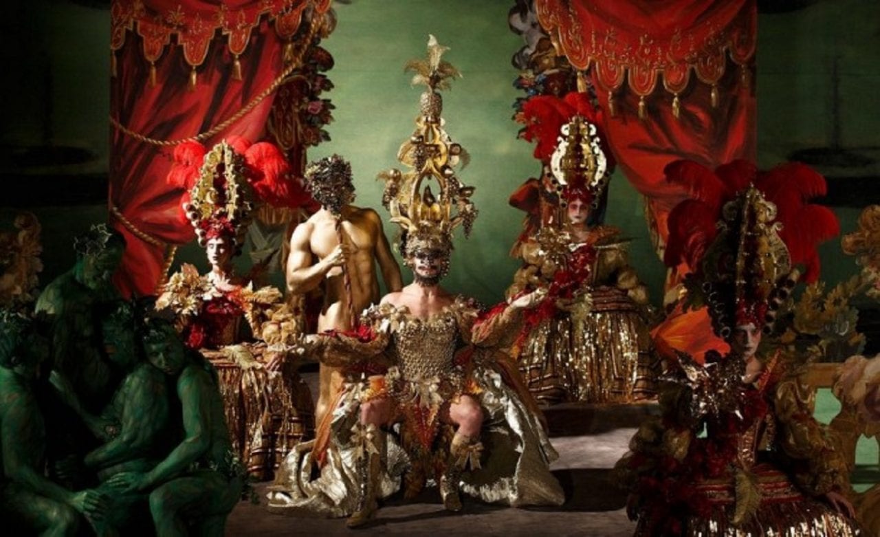 Театр в каждом фото.