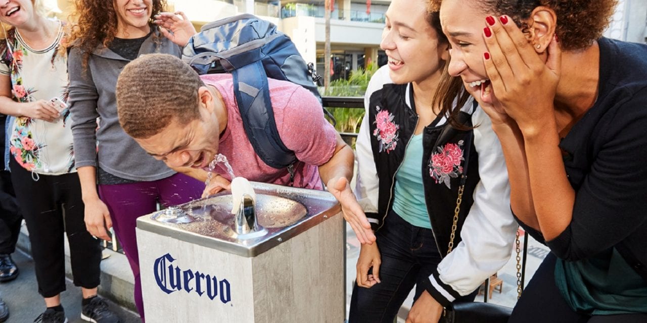 В Лос-Анджелесе забили фонтаны из текилы