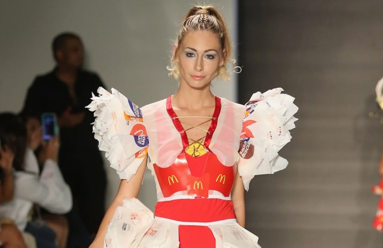 Американские студенты разработали коллекцию купальников из упаковки McDonalds.