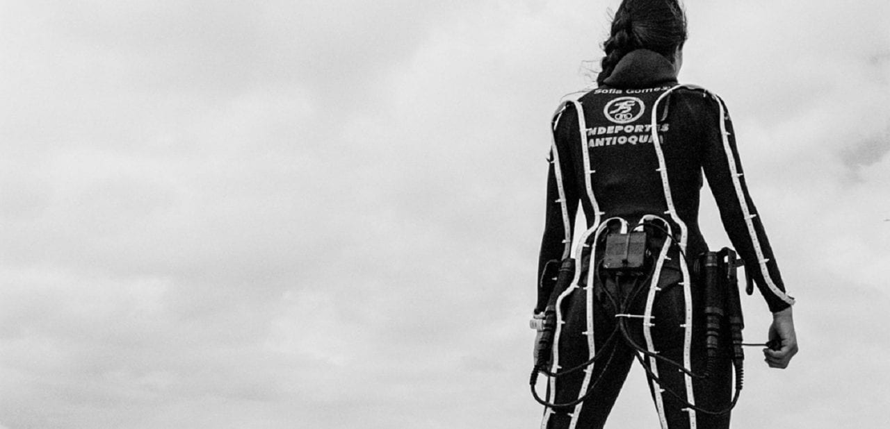 Колумбийский дайвер опустилась на 83-метровую глубину, освещая путь ритмами своего сердца (ВИДЕО)