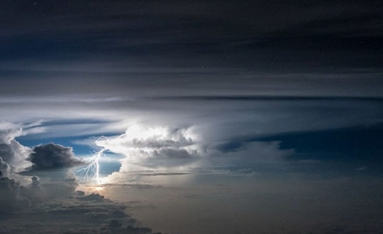 Капризы природы: шикарные фото с высоты 10 000 метров. Часть 1.