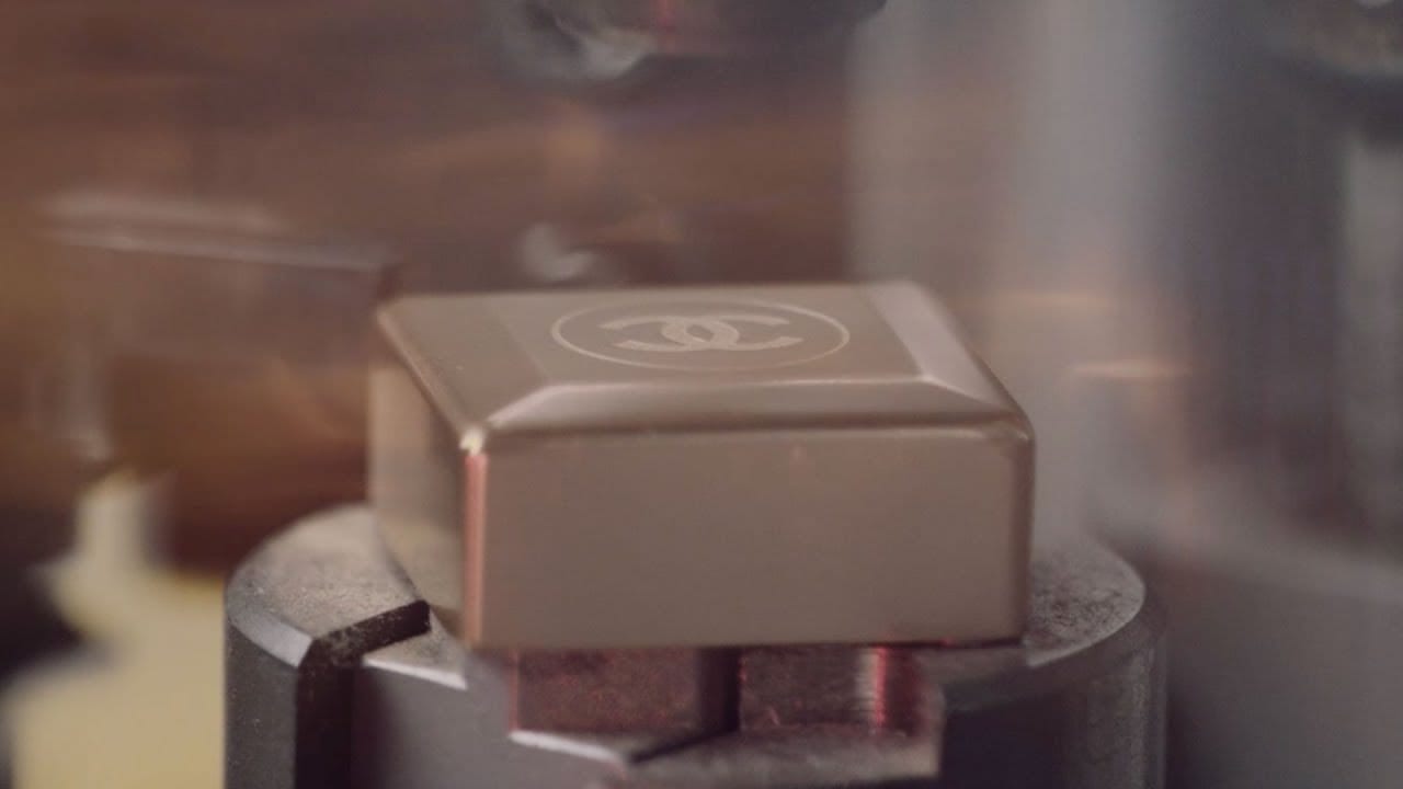 Как создается неповторимый флакон для неповторимого парфюма (ВИДЕО)