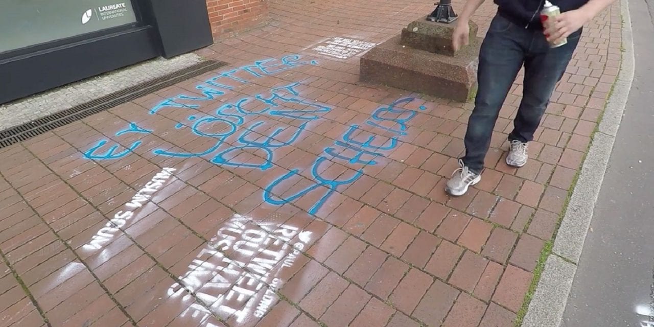Тротуар перед офисом Twitter в Гамбурге разрисовали постами ненависти (ВИДЕО)