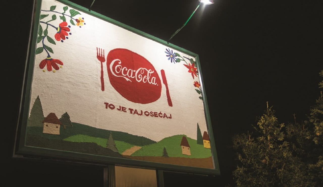В Сербии появились первые биллборды Coca-Cola,связанные вручную (ВИДЕО)