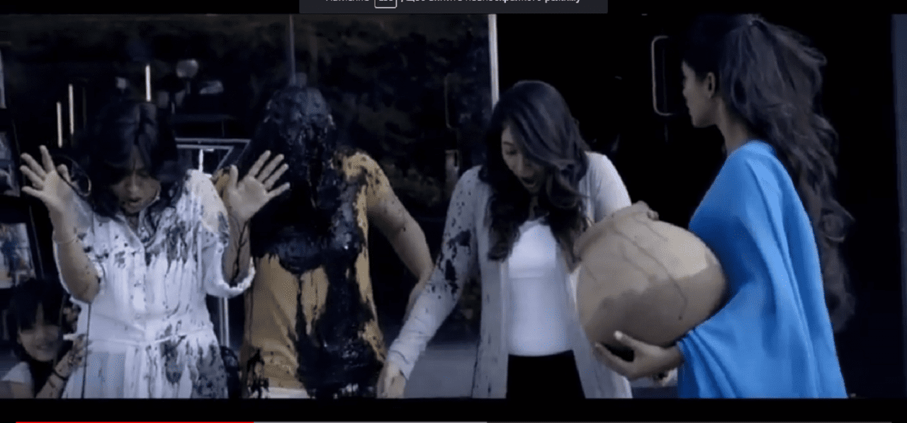 В Индии таинственные женщины обливают людей грязью (ВИДЕО)