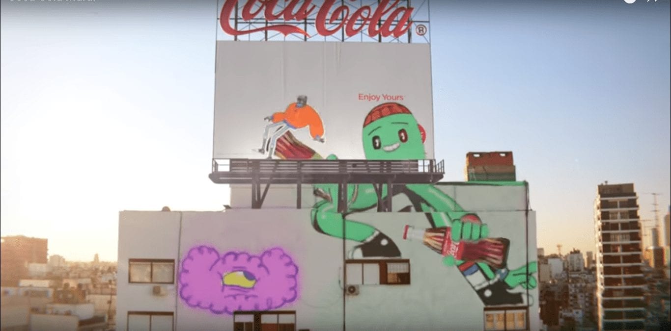 Перед бутылочкой Coca-Cola не устоит даже мурал