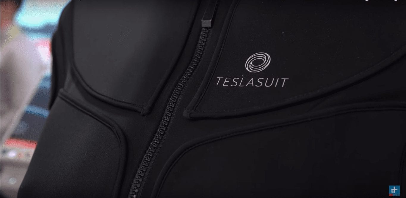 У меня болит рубашка. Создан костюм, имитирующий виртуальную боль