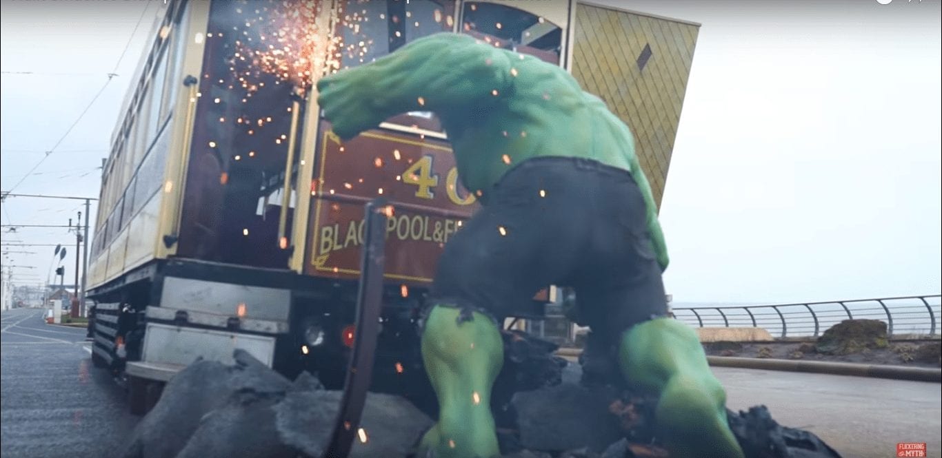 В Британии Халк остановил трамвай