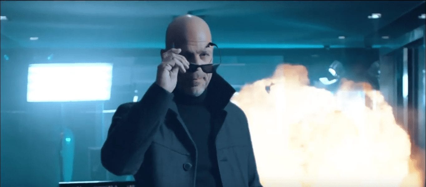 Дублер Брюса Уиллиса обучает правилам безопасности во время землетрясения