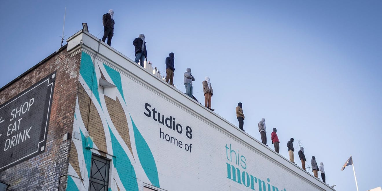 На крышах лондонских зданий было установлено 84 фигуры – памятника самоубийцам