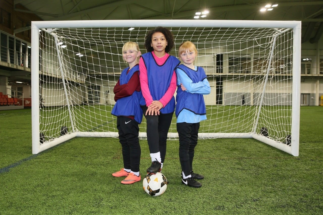 На поле – девочки, принцессы и кролики