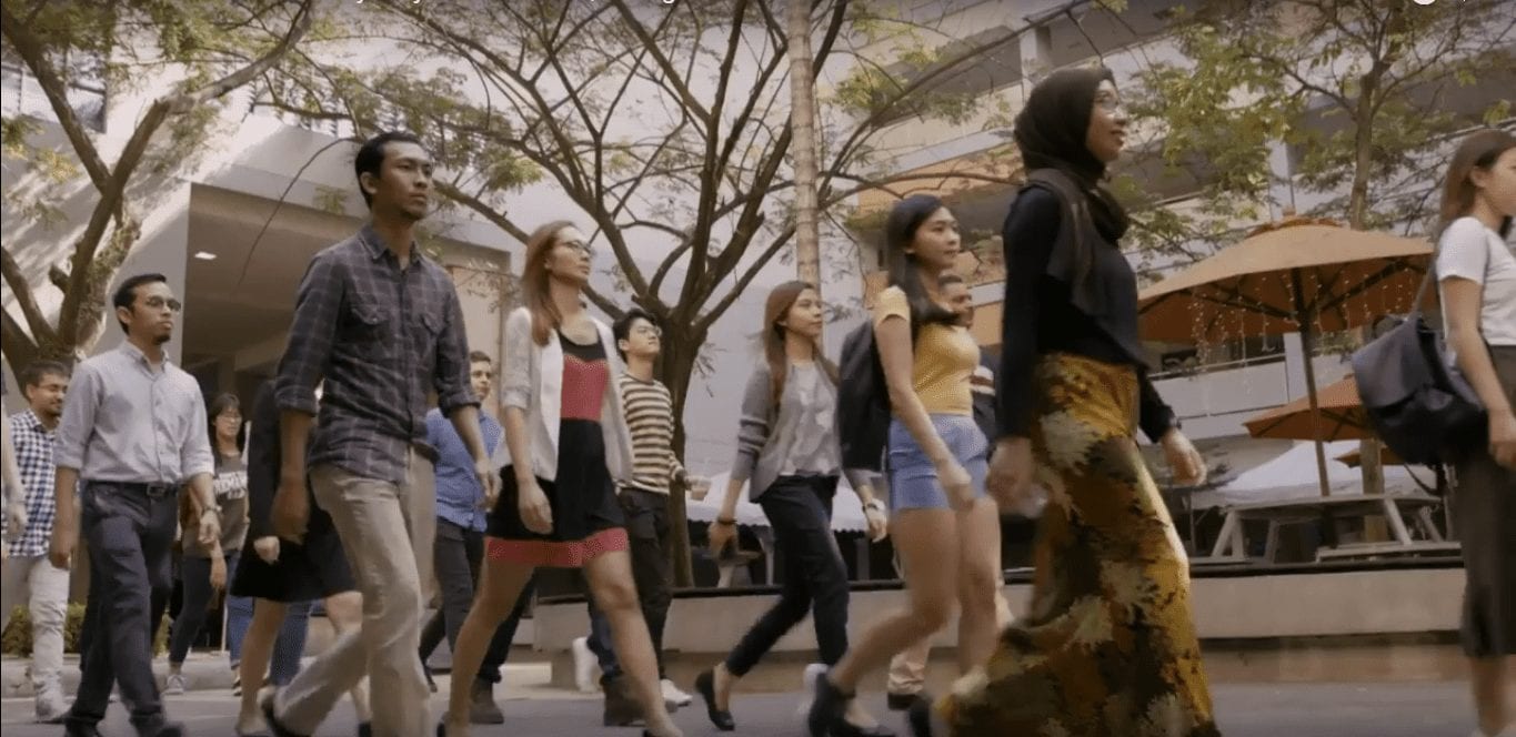 Студентов призывают изменить мир, который им не нравится