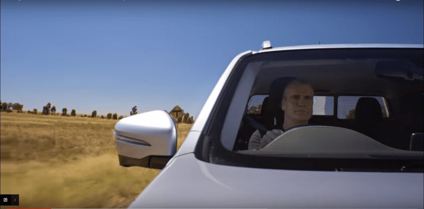 Генри Роллинз пробует австралийцев на жесткость с помощью пикапа Mercedes