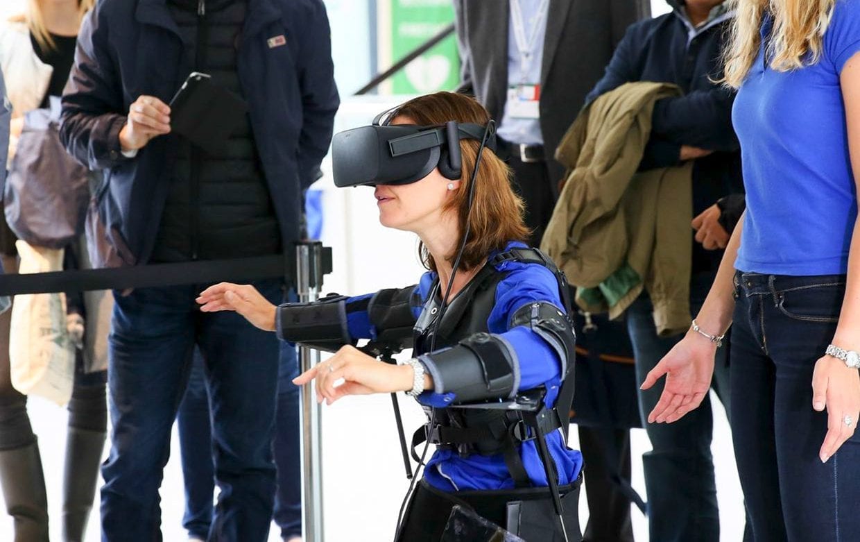 Первый экзоскелет для управления дроном