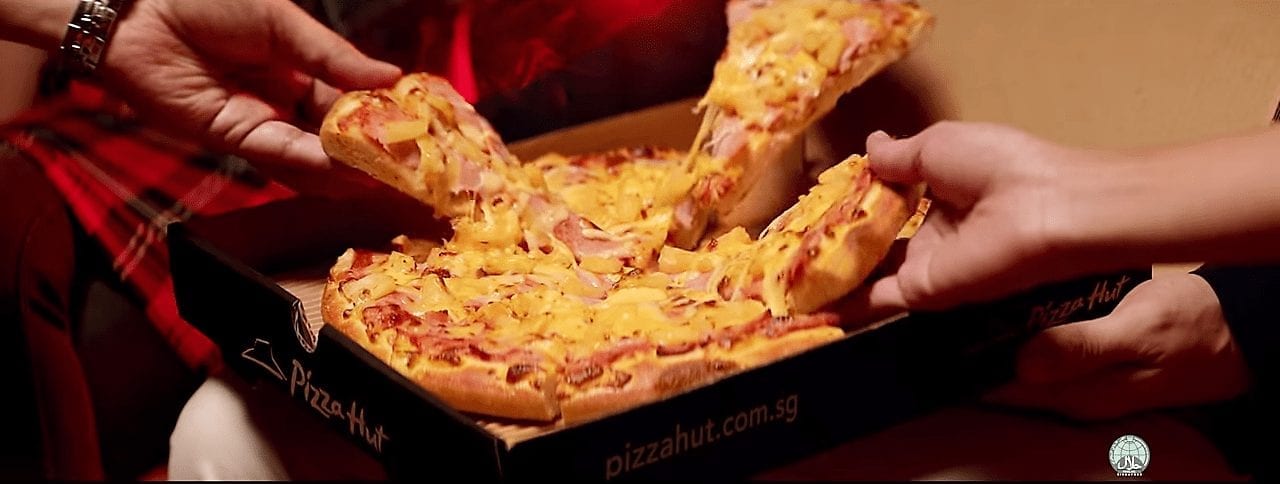 Общество анонимных гурманов. Сеть Pizza Hut в Сингапуре призывает не привередничать в еде