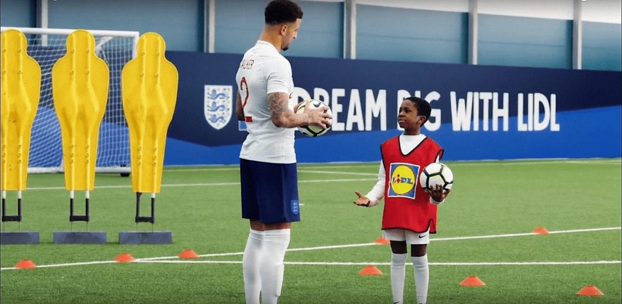 Как яйца курицу учат. Юные футболисты делятся опытом со звездами британского футбола